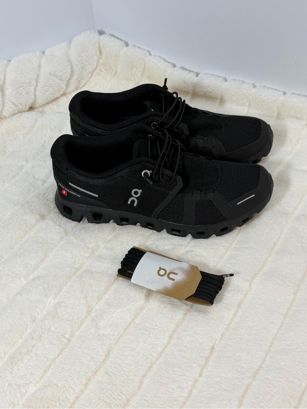 On - On Cloud 6 - On Running Women’s 8 - NEW without tags - with the extra laces